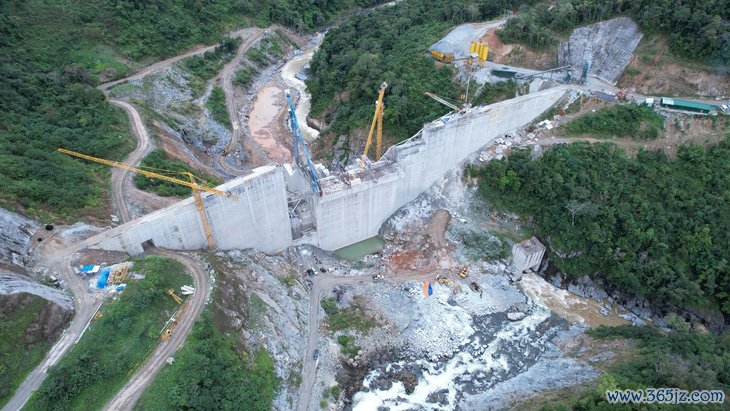 Tìm thấy nhiều bộ phận cơ thể nạn nhân trong vụ sập giàn giáo thủy điện Đăk Mi 1 - Ảnh 1.