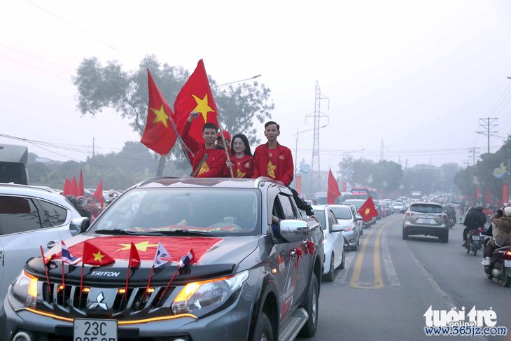 Sân Việt Trì đông nghẹt cổ động viên cổ vũ tuyển Việt Nam đấu Singapore - Ảnh 3.