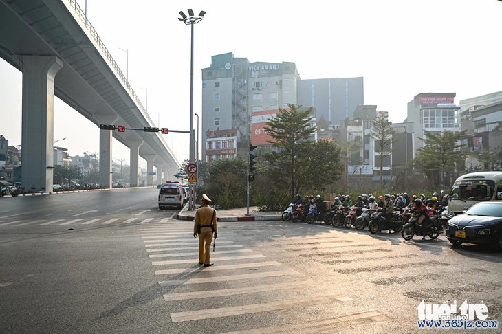 Ngày đầu tăng mức phạt giao thông， tài xế vượt đèn đỏ nói 'chắc chắn không dám tái phạm' - Ảnh 13.