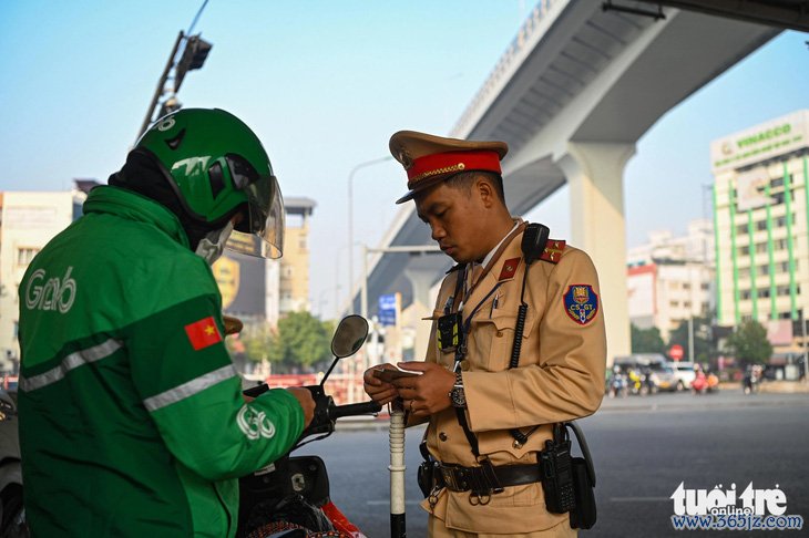 Ngày đầu tăng mức phạt giao thông， tài xế vượt đèn đỏ nói 'chắc chắn không dám tái phạm' - Ảnh 9.