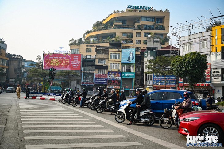 Ngày đầu tăng mức phạt giao thông， tài xế vượt đèn đỏ nói 'chắc chắn không dám tái phạm' - Ảnh 4.