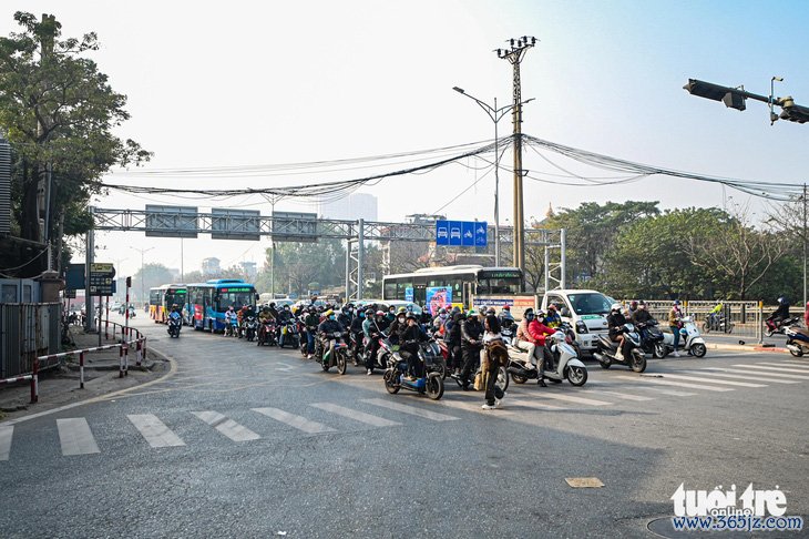 Ngày đầu tăng mức phạt giao thông， tài xế vượt đèn đỏ nói 'chắc chắn không dám tái phạm' - Ảnh 14.