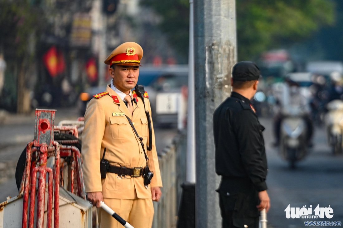 Ngày đầu tăng mức phạt giao thông， tài xế vượt đèn đỏ nói 'chắc chắn không dám tái phạm' - Ảnh 1.