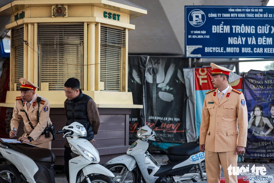 Ngày đầu tăng mức phạt giao thông， tài xế vượt đèn đỏ nói 'không dám tái phạm' - Ảnh 1.