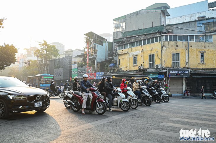 Ngày đầu tăng mức phạt giao thông， tài xế vượt đèn đỏ nói 'chắc chắn không dám tái phạm' - Ảnh 6.