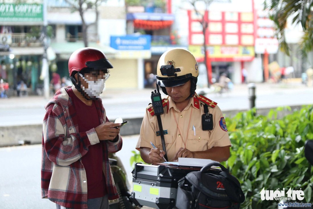 Ngày đầu tăng mức phạt giao thông， tài xế vượt đèn đỏ nói 'chắc chắn không dám tái phạm' - Ảnh 2.