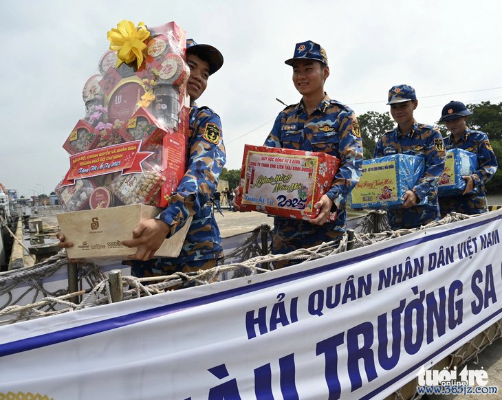 Quà Tết đầy ắp， sẵn sàng vượt sóng， mang chân tình và hương vị đất liền đến chiến sĩ nơi biển đảo xa - Ảnh 1.