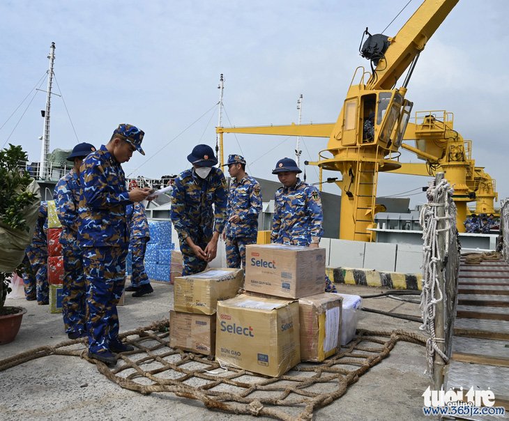 Quà Tết đầy ắp， sẵn sàng vượt sóng， mang chân tình và hương vị đất liền đến chiến sĩ nơi biển đảo xa - Ảnh 4.