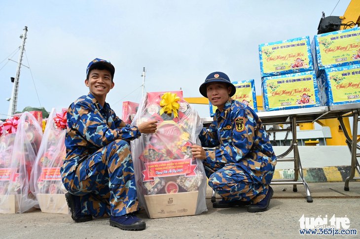 Quà Tết đầy ắp， sẵn sàng vượt sóng， mang chân tình và hương vị đất liền đến chiến sĩ nơi biển đảo xa - Ảnh 5.