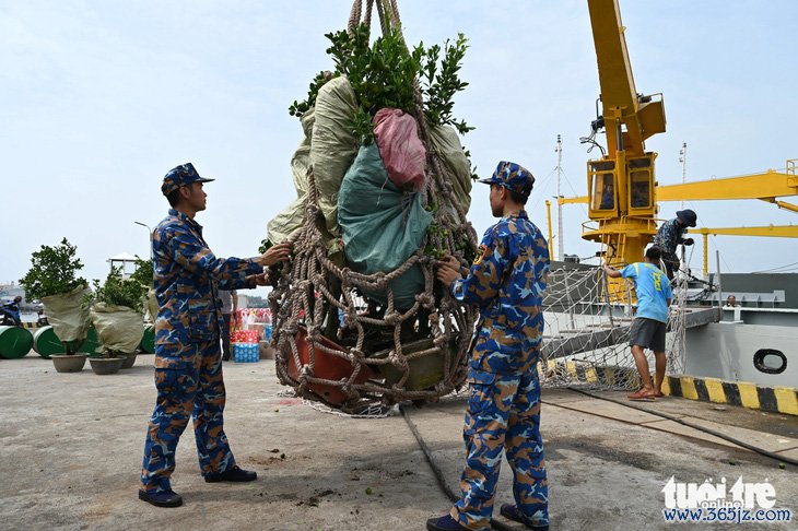 Quà Tết đầy ắp， sẵn sàng vượt sóng， mang chân tình và hương vị đất liền đến chiến sĩ nơi biển đảo xa - Ảnh 7.