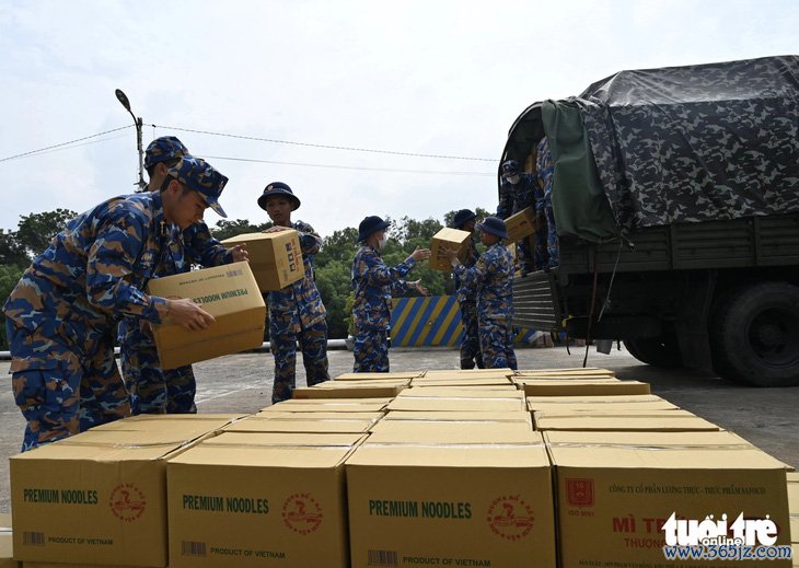 Quà Tết đầy ắp， sẵn sàng vượt sóng， mang chân tình và hương vị đất liền đến chiến sĩ nơi biển đảo xa - Ảnh 6.